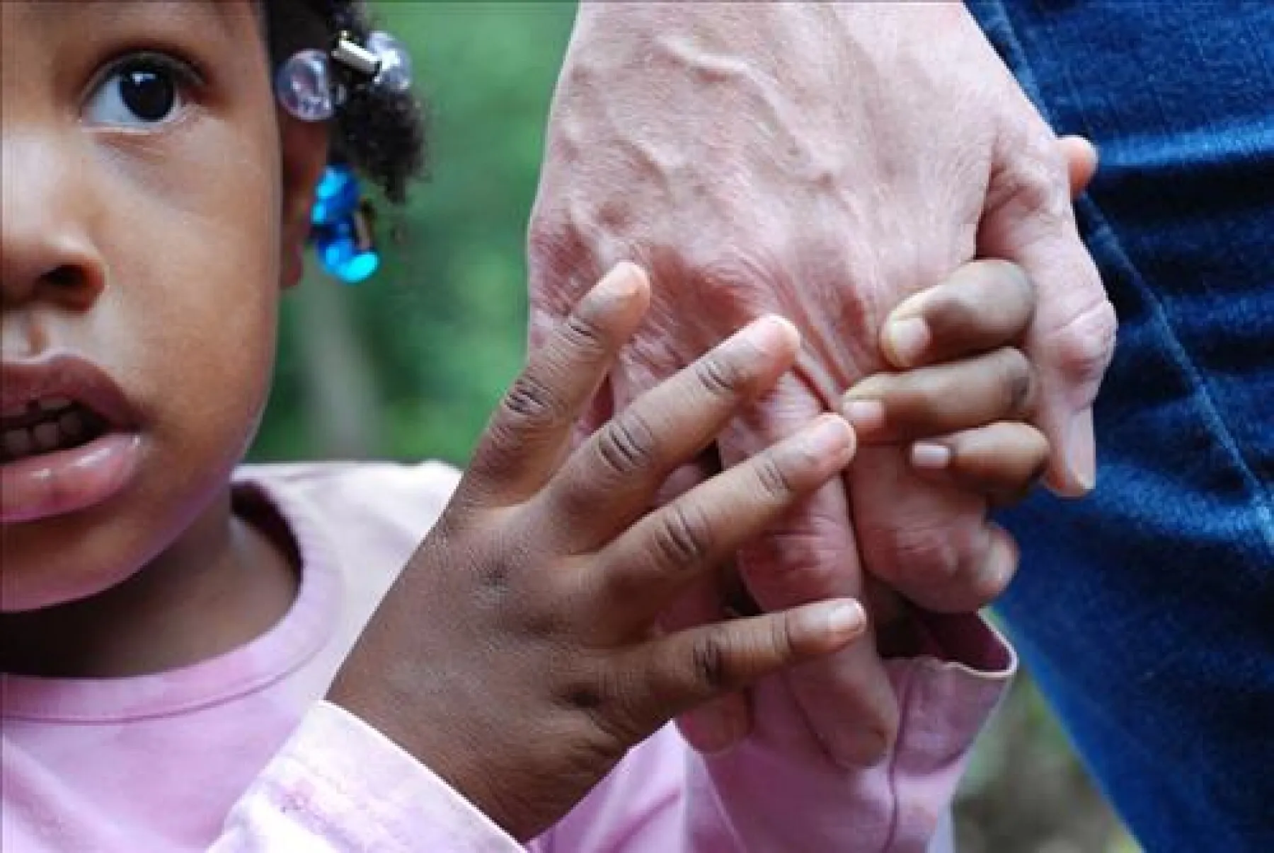 Main d'un enfant dans une main adulte