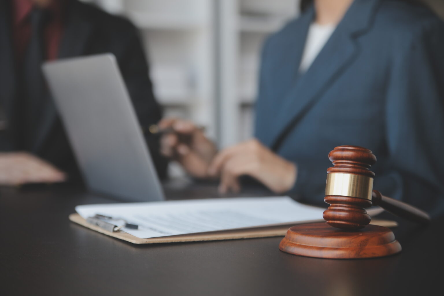 Cabinet notarial, bureau avec marteau de justice